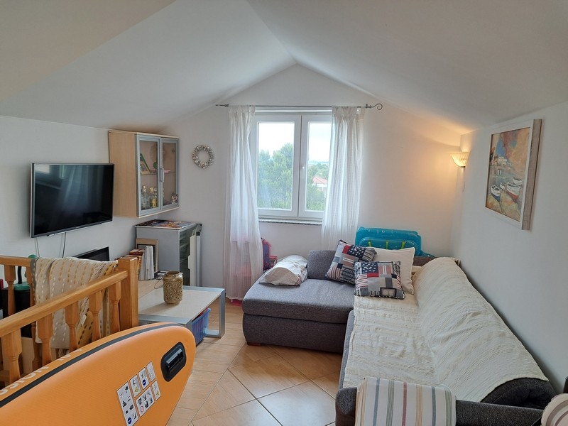 Ložnice/galerie v horním patře bytu.