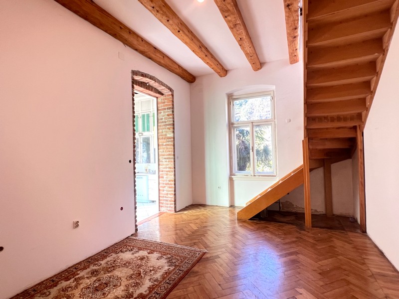 Prostor před schodištěm nemovitosti A3384, Chorvatsko.