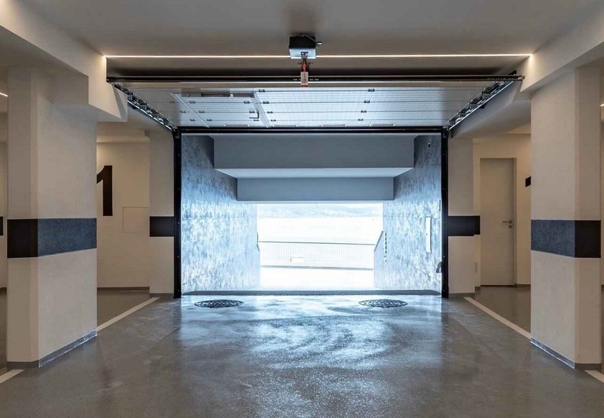 Výhled na moře z podzemního parkoviště.