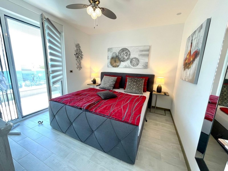 Ložnice se vstupem na terasu objektu.