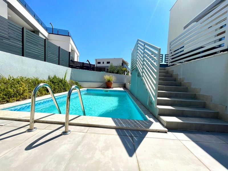 Zahrada a bazén apartmánu A3387, který je na prodej v Chorvatsku - Panorama Scouting.