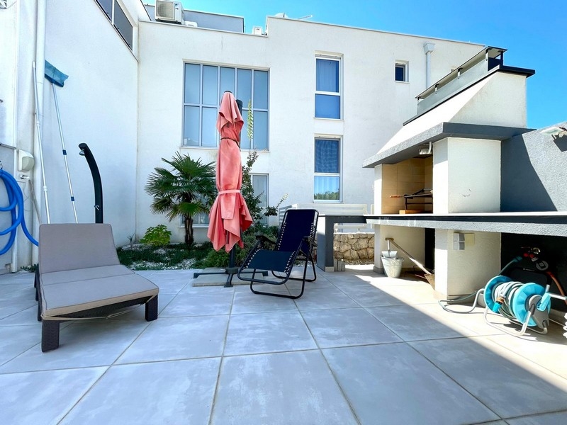 Terasa a gril na chorvatském pozemku.