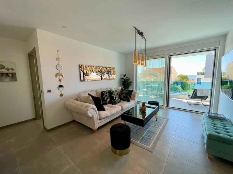 Kvalitně zařízený obývací pokoj s výhledem na moře.