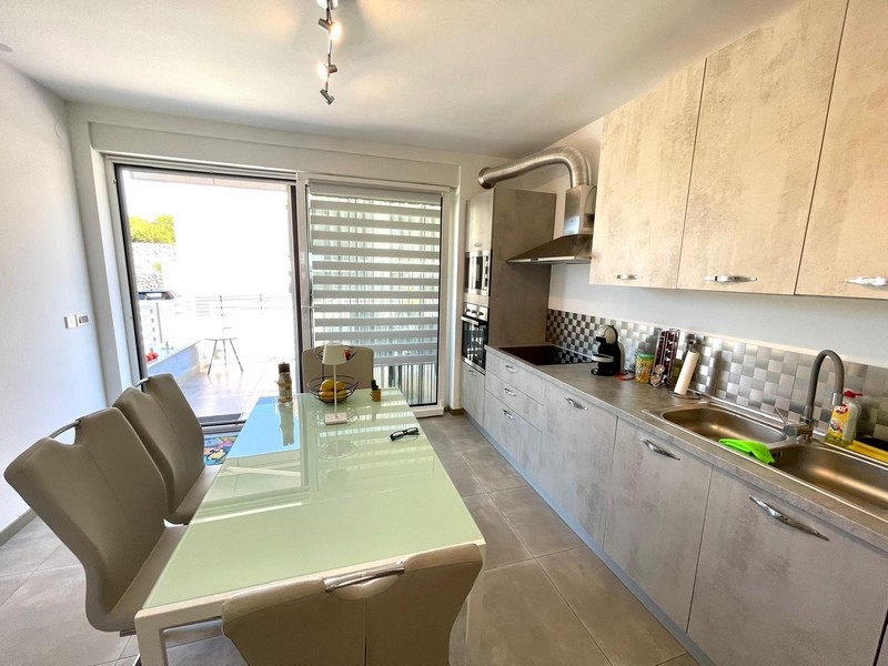 Jídelní kout a moderní kuchyně bytu A3387, který je na prodej v Krku.