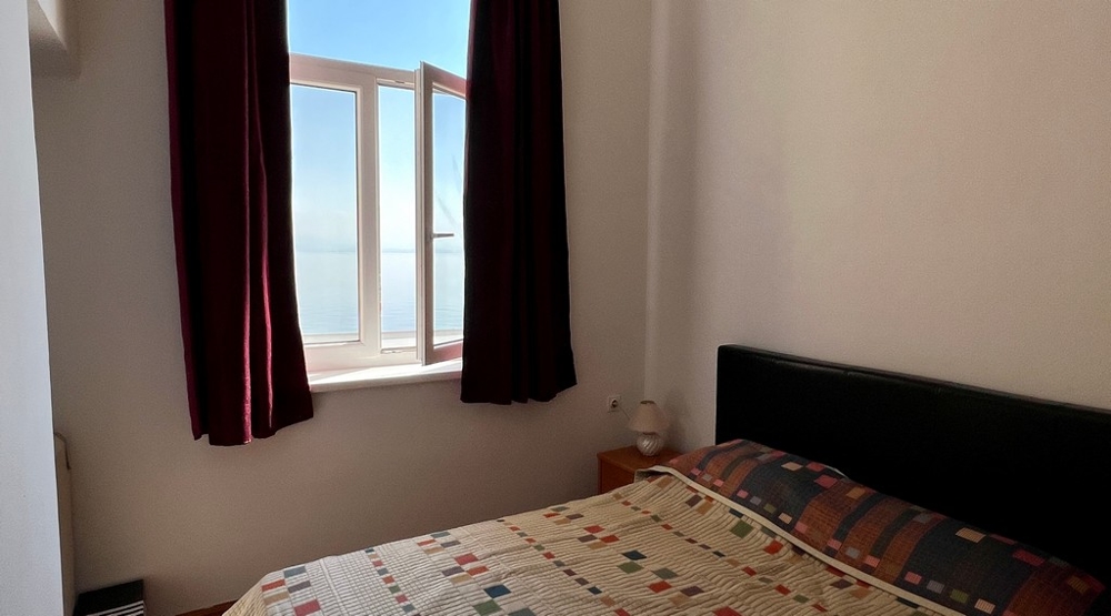 Ložnice s výhledem na moře na pozemku A3390, Chorvatsko.
