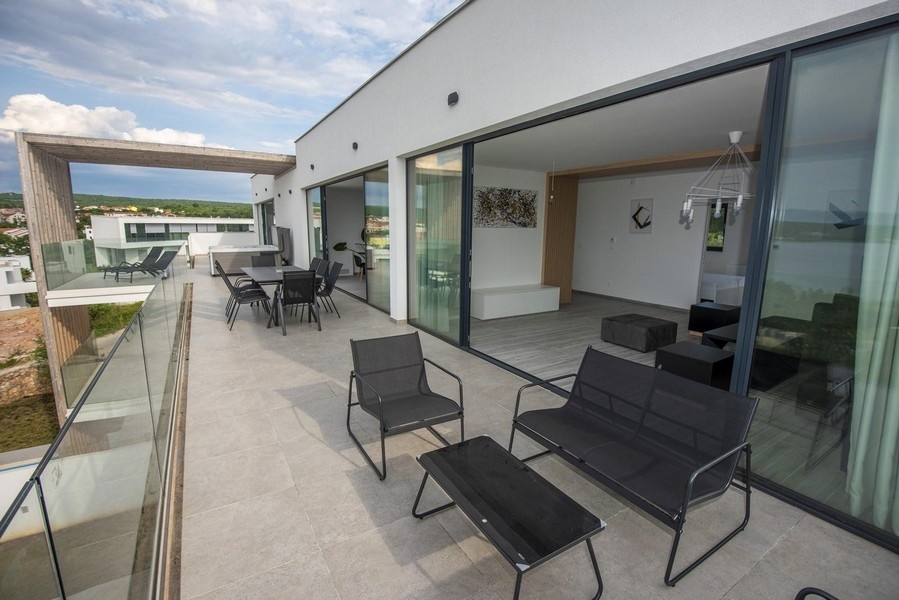 Moderní střešní terasa nemovitosti A3394, na prodej v Malinska, Chorvatsko.