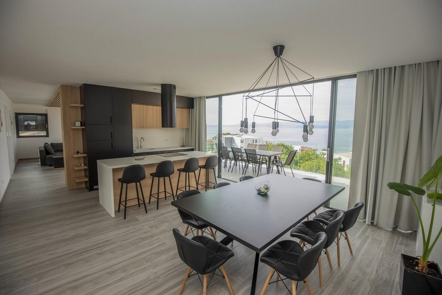Jídelna, kuchyň a terasa s výhledem na moře bytu A3394, který je na prodej v Chorvatsku na ostrově Krk.