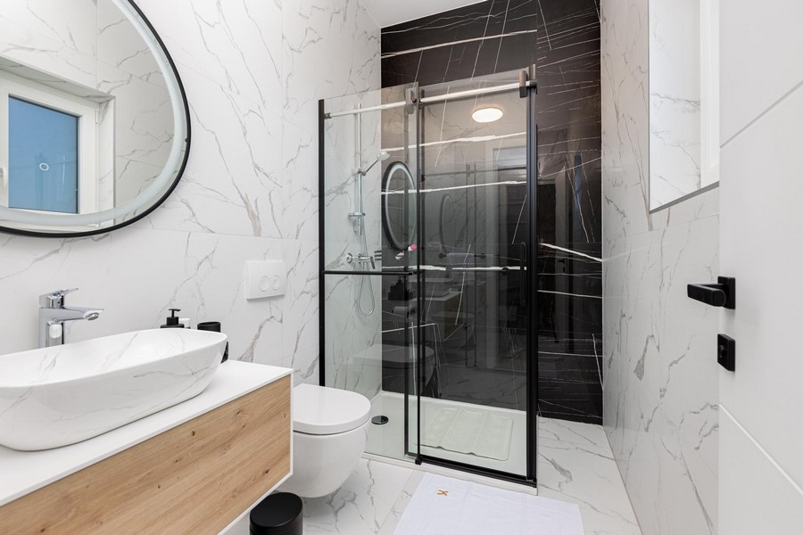 Světlá a nová koupelna se sprchovým koutem.