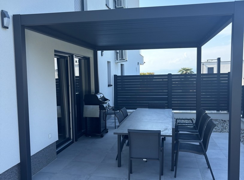 Krytá terasa nové budovy v přízemí nemovitosti A3395, Chorvatsko.