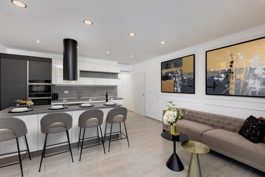 Kuchyňský ostrůvek a stylově zařízený obývací prostor v nemovitosti A3395.