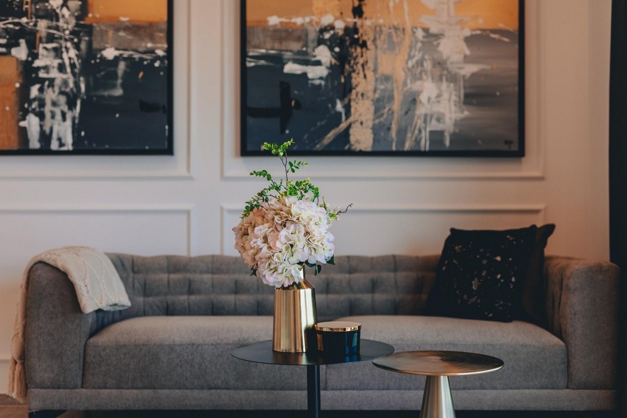 Pohovka v obývacím pokoji nemovitosti A3395 na ostrově Krk v Chorvatsku.