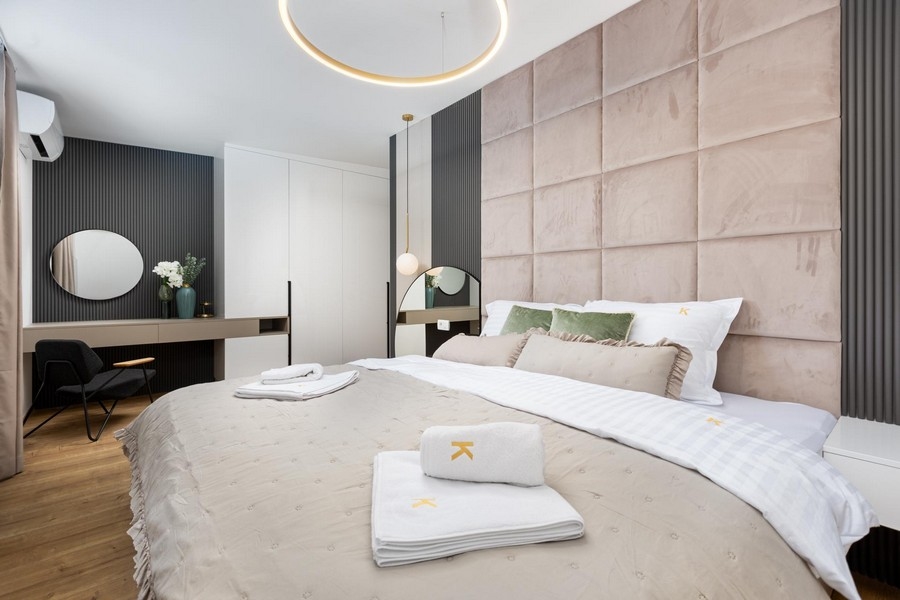 Manželská postel v útulné ložnici.