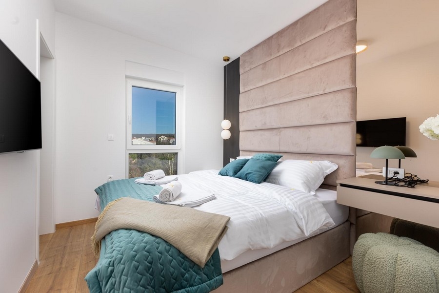 Pěkná manželská postel v druhé ložnici.