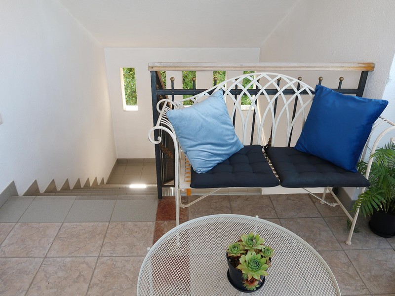 Láskyplně zdobený vstupní prostor bytu.