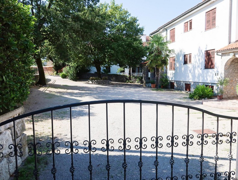 Přístup do obytného domu, ve kterém se nachází nemovitost A3397.