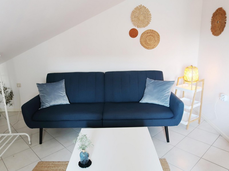 Gauč v obývacím pokoji podkrovního apartmánu A3397 na ostrově Krk v Chorvatsku - Panorama Skauting.