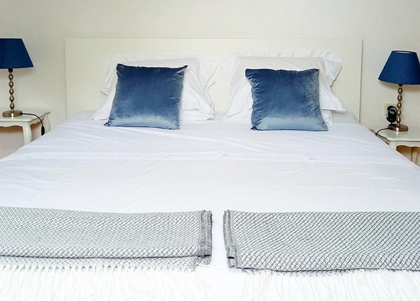 Útulná manželská postel.