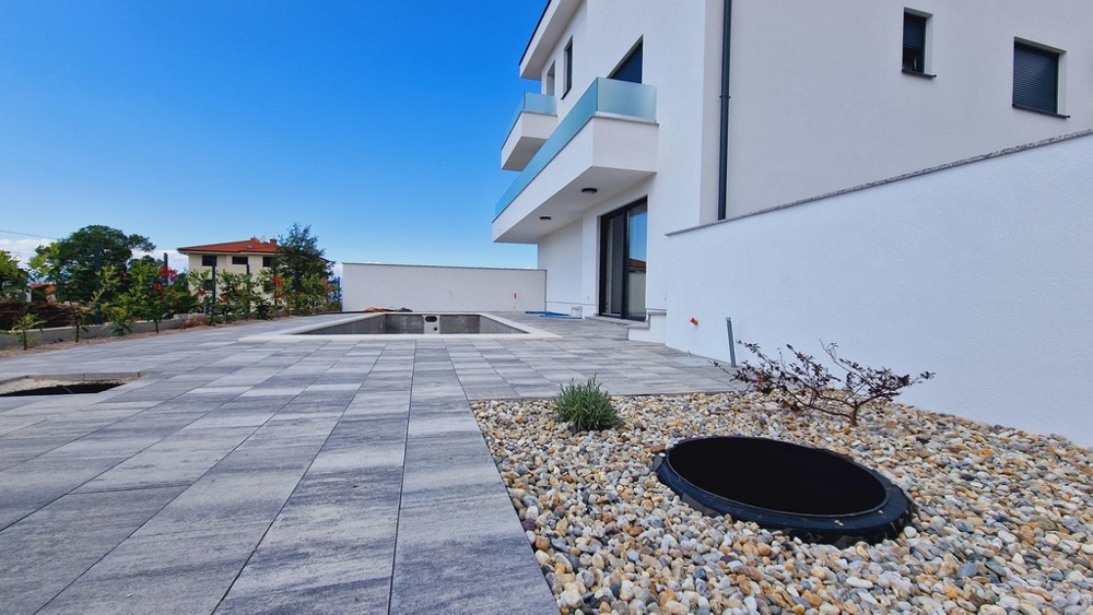 Exteriér budovy s dlážděnou podlahou a štěrkovým ložem