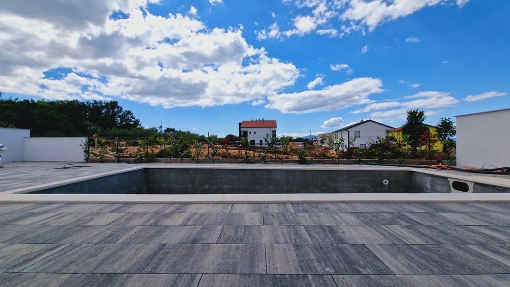 Bazén apartmánu A3400, který je na prodej v Chorvatsku - Panorama Scouting.