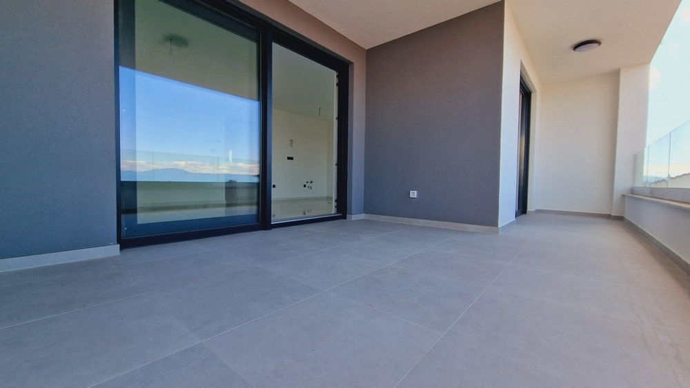 Terasa apartmánu A3401, který lze zakoupit na ostrově Krk v Chorvatsku.