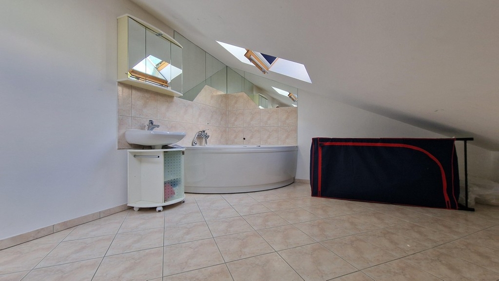 Koupelna v horním patře.