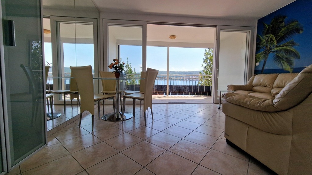 Jídelna a výhled na terasu s grilem.