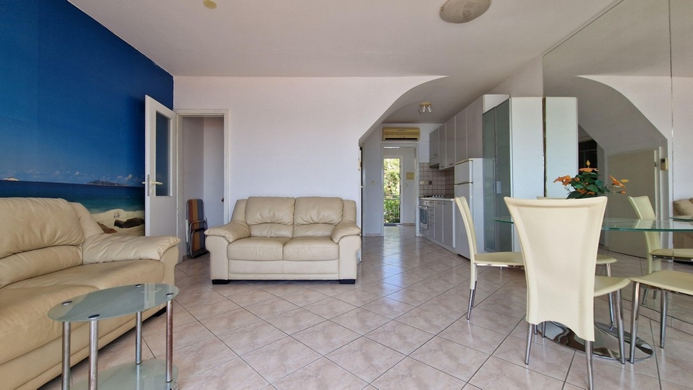 Obývací pokoj se dvěma světlými pohovkami.