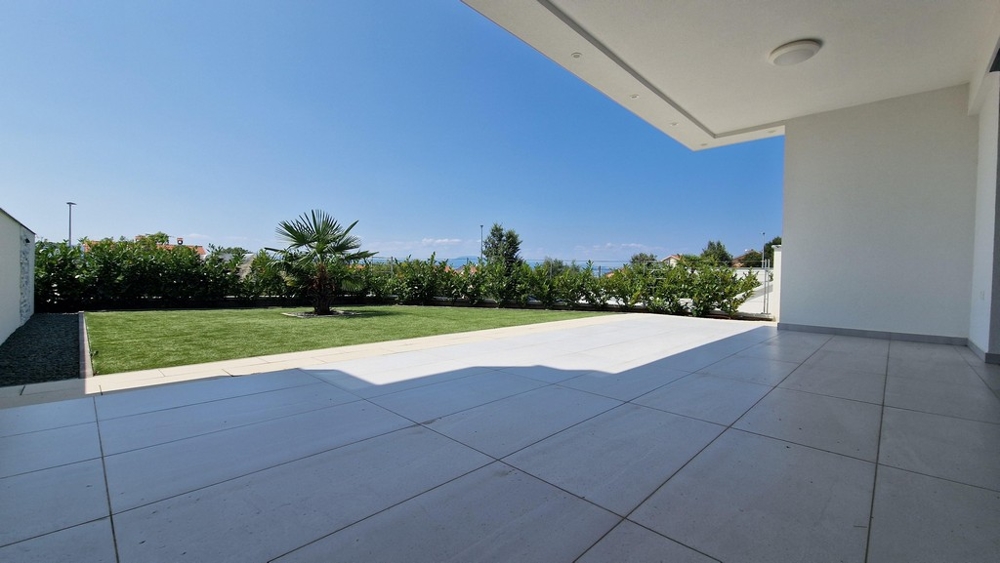 Velká terasa a výhled do zahrady apartmánů A3405 v Malinska, Chorvatsko - Panorama Scouting.