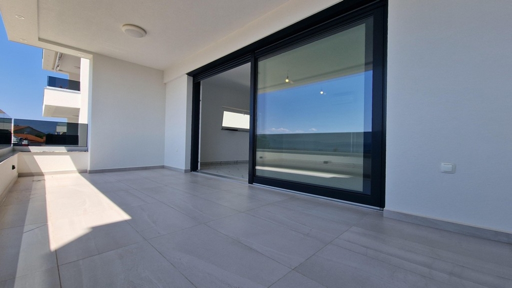 Krytá terasa v prvním patře s výhledem na moře.