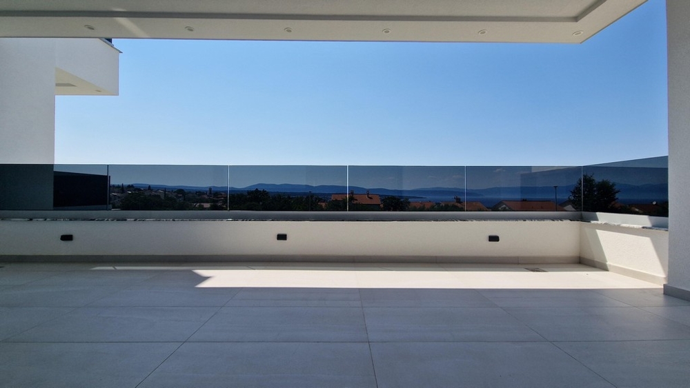 Panoramatický výhled z terasy na moře a okolí.