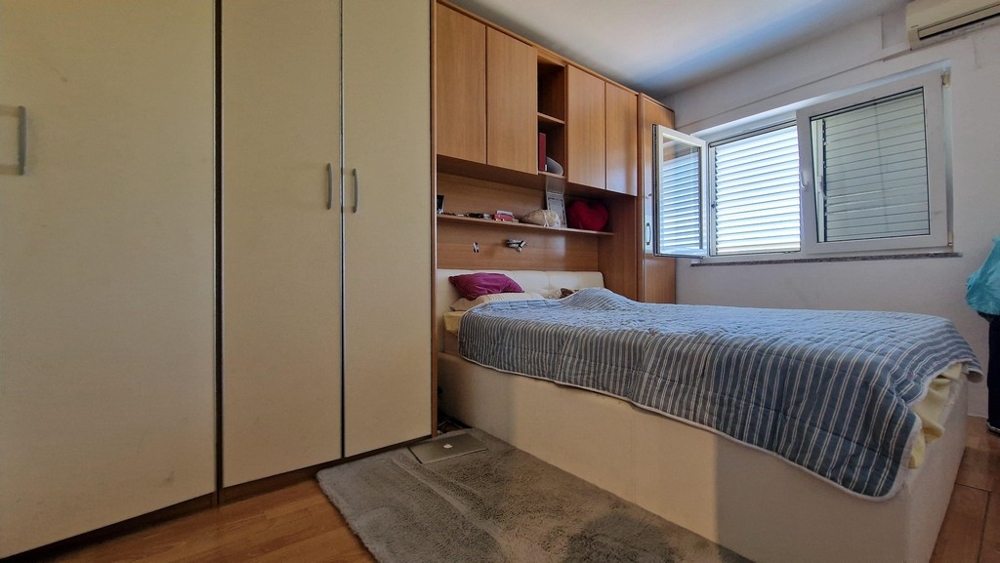 Ložnice s manželskou postelí.