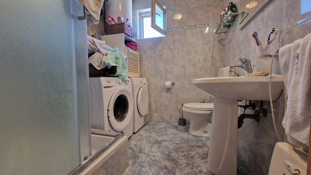 Koupelna s pračkou a sprchovým koutem