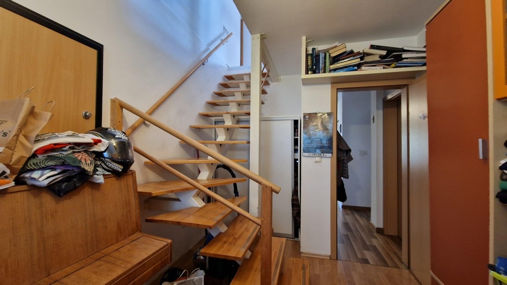 Schodiště s dřevěnými schody a zábradlím