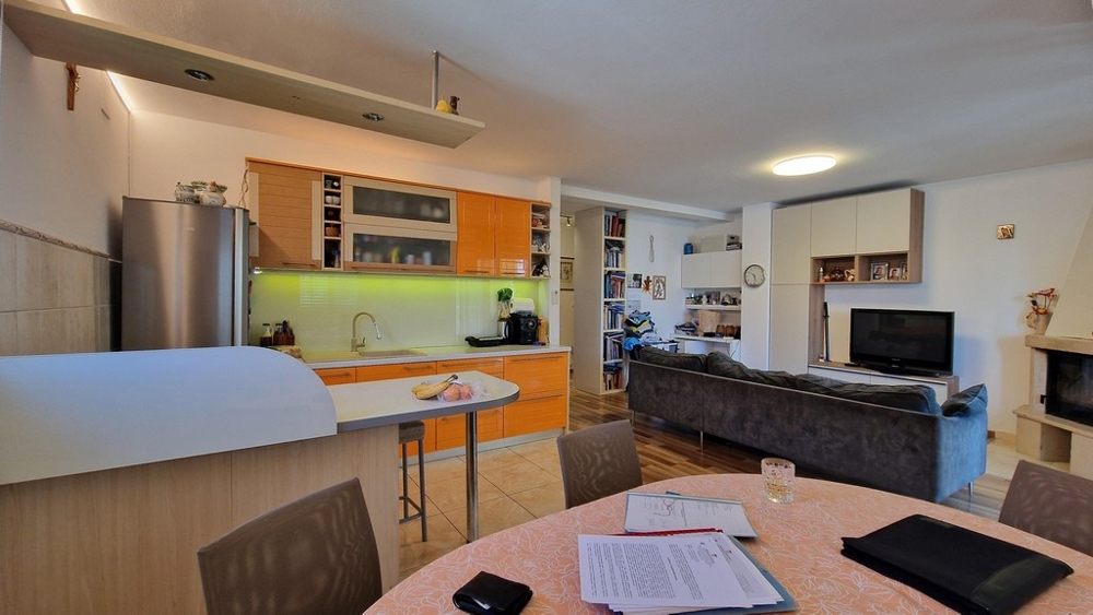 Otevřený plán kuchyně a obývacího pokoje s jídelním koutem