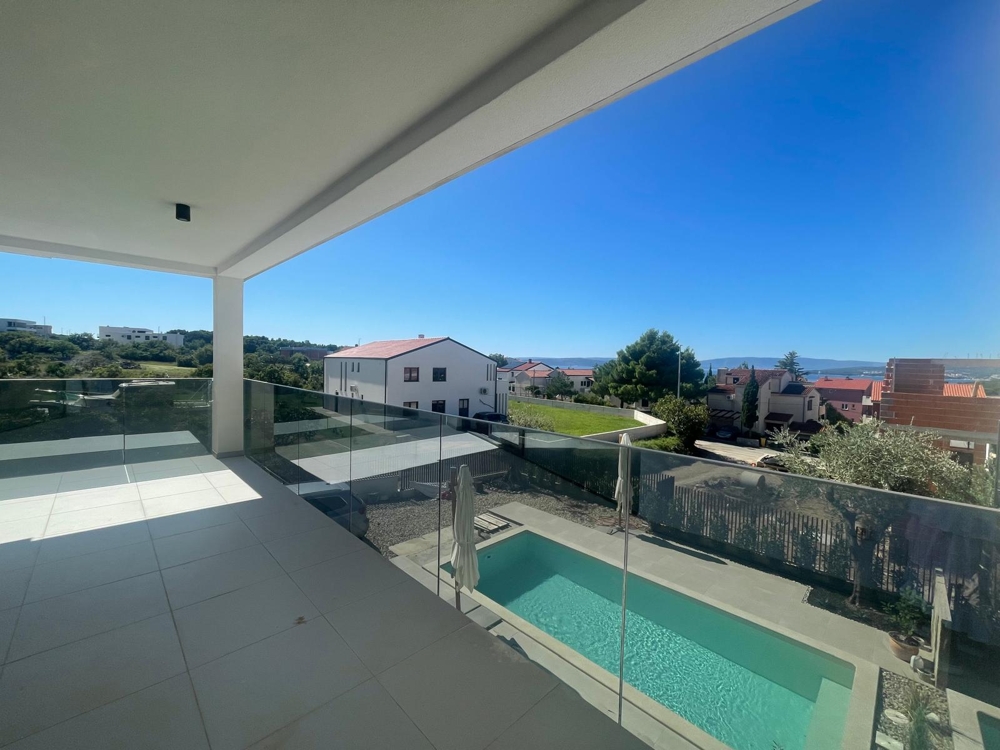 Terasa s výhledem na moře v nové budově A3409 v Chorvatsku - Panorama Scouting Real Estate.