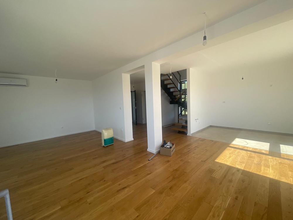 Otevřený prostor ve skořápce, výhled na velké prosklené dveře na terasu a moře