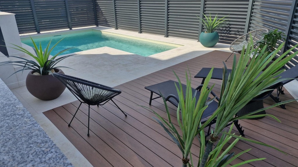 Zahrada a bazén bytu A3413 na prodej v Chorvatsku.