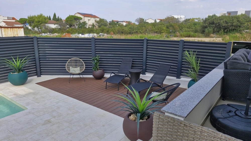 Výhled do zahrady se spoustou soukromí.