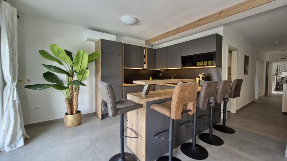 Funkční kuchyně a jídelní kout nemovitosti A3413 v Chorvatsku.