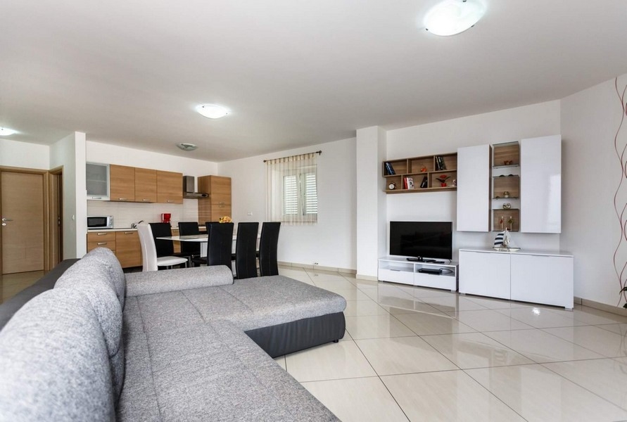 Moderní obývací prostor zařízené nemovitosti na ostrově Krk v Chorvatsku - Panorama Scouting.