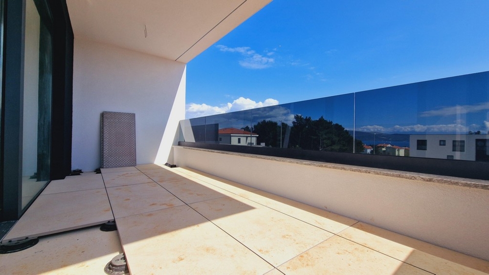 Krytá terasa nemovitosti A3420, která je na prodej na ostrově Krk v Chorvatsku.