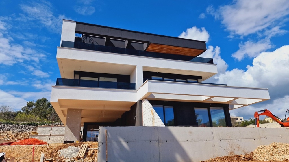 Moderní novostavba, ve které se prodávají apartmány v Chorvatsku na ostrově Krk.