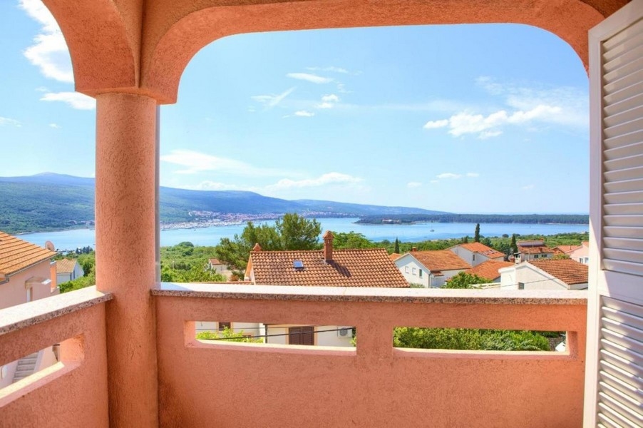 Terasa s výhledem na moře bytu A3423, který je na prodej v Chorvatsku.