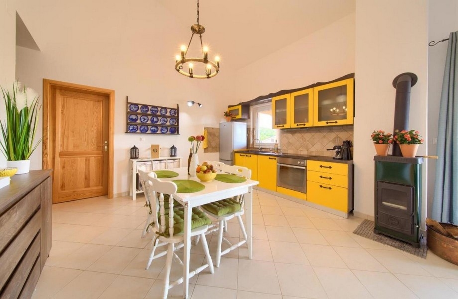 Vstupní prostor a výhled na jídelní kout a žlutou kuchyni bytu A3423.