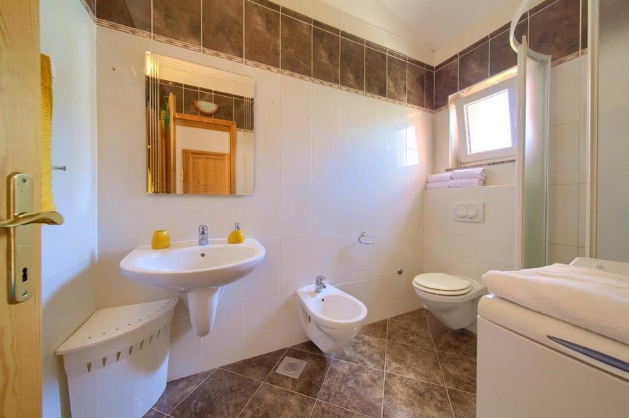 Moderní koupelna s bidetem, WC a sprchovým koutem