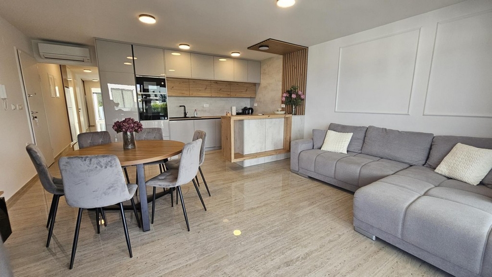 Otevřený obývací pokoj s kuchyní a nábytkem - A3424