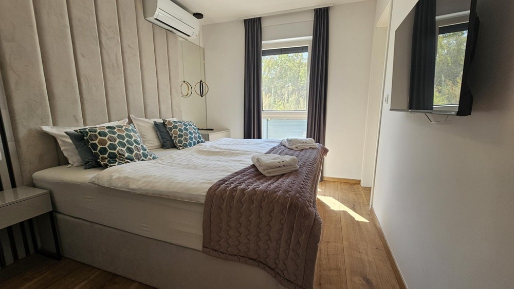 Útulná ložnice s vysoce kvalitním nábytkem