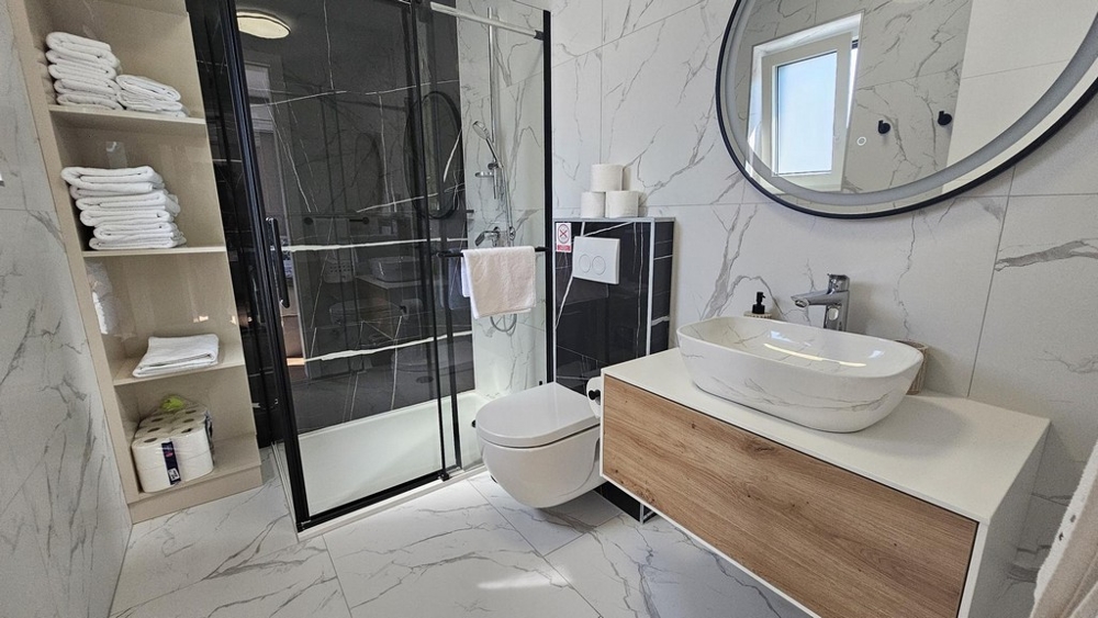 Moderní koupelna se sprchovým koutem