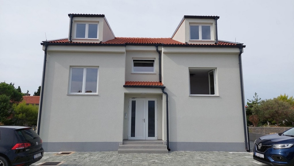 Vstupní areál nemovitosti A3427 na ostrově Pag v Chorvatsku.