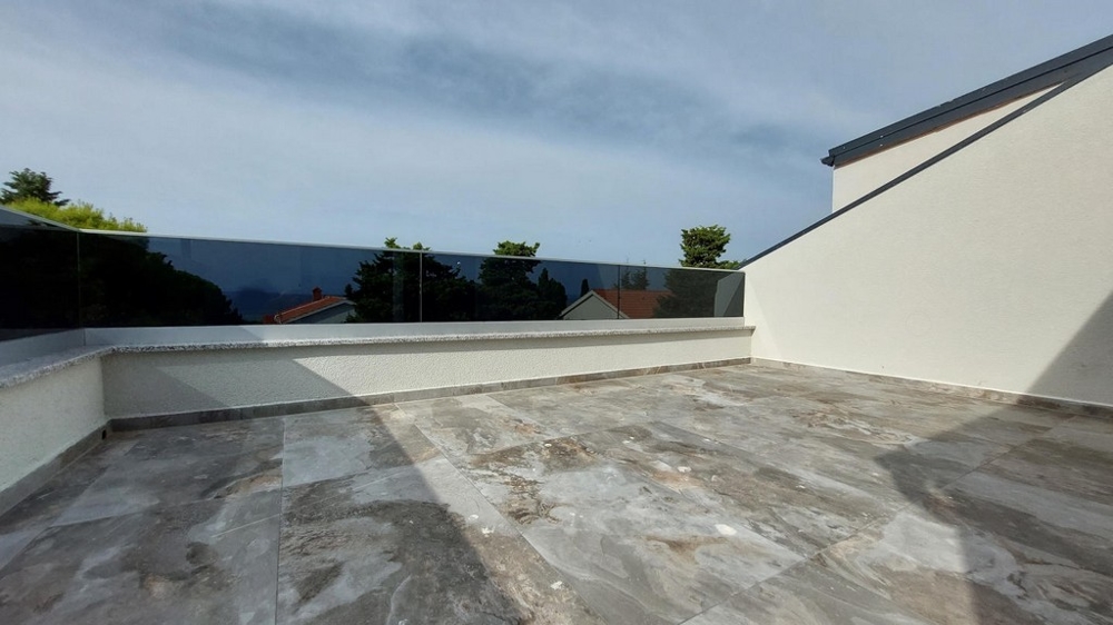 Apartmán nabízí otevřenou a prostornou terasu s výhledem na moře.